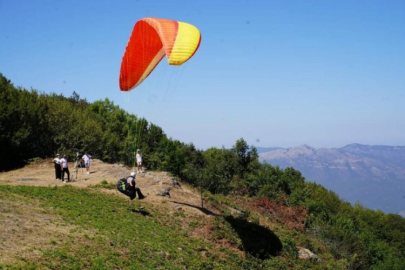 Bursa'da İznik Gölü'nde yamaç paraşütü