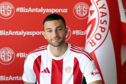 Emrecan Uzunhan Antalyaspor'a imzayı attı