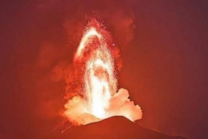 Etna yanardağı patladı!