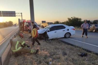 Bursa'da elektrik direğine çarpan otomobilin sürücüsü sıkıştı