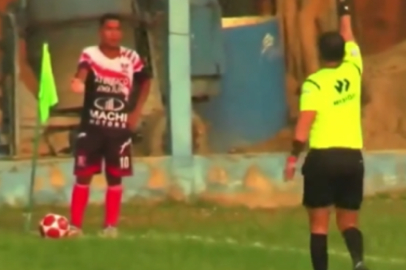 Maç sırasında tuvaletini yapan futbolcuya kırmızı kart!
