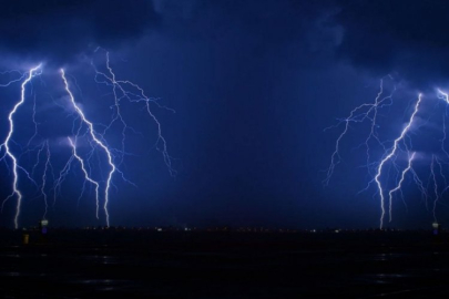 Bir gecede 31 bin kez yıldırım ve şimşek çaktı!