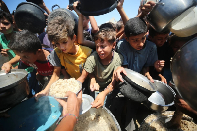 Gazze'de aç kalan çocuklar yemek sırasında...