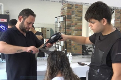 Kanser olan müşterisiyle birlikte kendi saçını da kazıdı!
