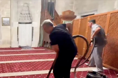 Mesut Özil Üsküdar'da cami temizlerken görüntülendi