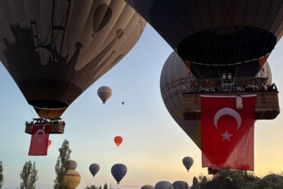 Kapadokya'da gökyüzünde Türk bayraklı balonlar!