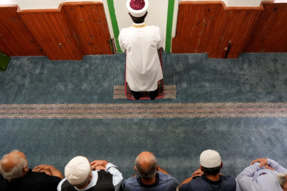 Gümüşhane'de yarım kalan cami inşaatı nedeniyle köy halkı kilisede namaz kılıyor