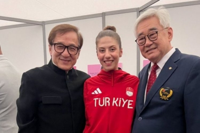 Milli tekvandocu Meryem Betül Çavdar madalyasını Jackie Chan'den aldı