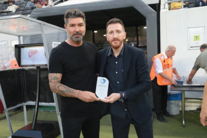 Erzurumspor FK, teknik direktörü Hakan Kutlu'ya plaket verdi