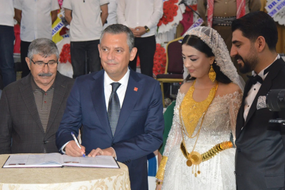 Özgür Özel Mardin'de düğüne katıldı: Geline takılan altınlar dikkat çekti