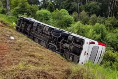 Futbol kafilesini taşıyan otobüs kaza yaptı: 3 futbolcu öldü!
