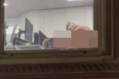 Ofisteki cinsel ilişki anları camdan yansıdı!