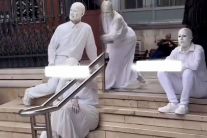 Beyaza boyanıp cami önünde poz verdiler