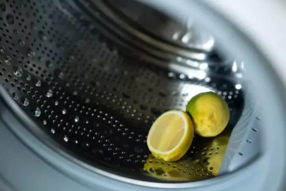 Çamaşır makinesine bir çay bardağı limon suyu dökün...