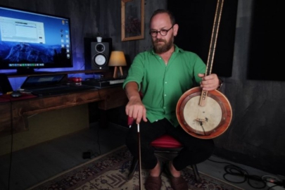 Bursalı sanatçı yaylı tamburu, sosyal medya aracılığıyla tanıtmaya çalışıyor