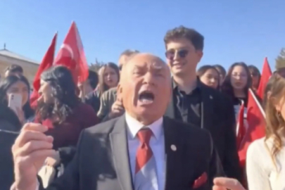 Anıtkabir'de sesi Atatürk'e benzeyen adamın etrafında toplandılar