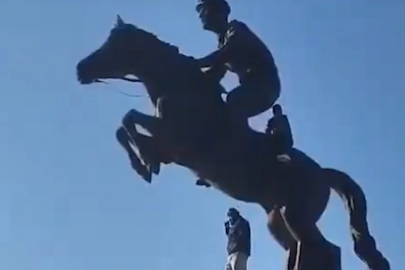 Suriye'de muhalifler Hafız Esad'ın heykellerini yıkıyor