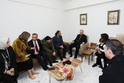 Cumhurbaşkanı Erdoğan depremzede aileye misafir oldu