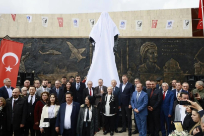 Manisa'da CHP'li Yunusemre Belediyesi'nden heykel açılışı