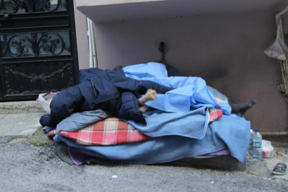 İzmir'de 'soğuktan öleceğim' diyen evsiz şahıs hayatını kaybetti