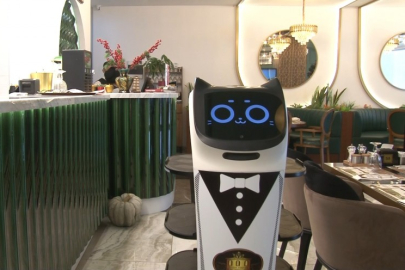 Bursa'da kebap salonunda robot garson ilgi görüyor