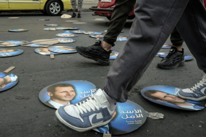 Suriye'de bir devrin sonu: Çöp kamyonları Esad'ın fotoğraflarını sokaktan topluyor