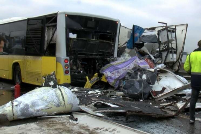 İstanbul'da karşı şeritten gelen araç İETT otobüsüne çarptı: 1 ölü, 4 yaralı
