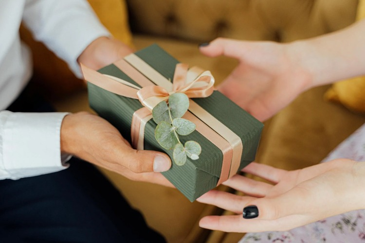 Küçük bir hediye alın