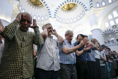 Namazda aynı sure birkaç kez okunur mu? Günahı var mıdır? Namaza zararı olur mu?