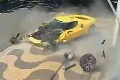 Tekeri fırladı, önü dağıldı! 14 milyon TL'lik Ferrari paramparça oldu!