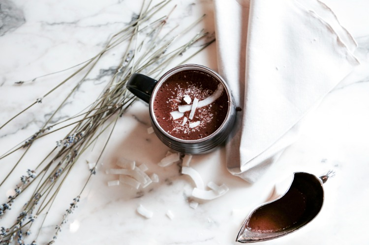 8. Kakao ve Hindistan Cevizli Sıcak Süt