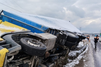 Bursa'da karlı yolda kayan tır devrildi!