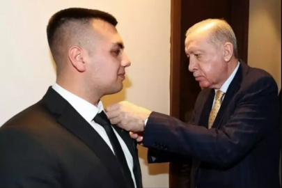 Cumhurbaşkanı Erdoğan, Recep Tayyip Erdoğan'a rozet taktı!