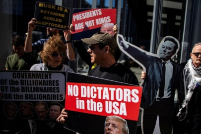 Elon Musk'a Tesla'nın mağazaları önünde protesto