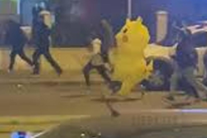 Eylemci Pikachu polisten kaçarken görüntülendi