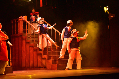 Bursa Şehir Tiyatrosu’nun ‘Kısa Süren Saltanat’ oyununa tam not