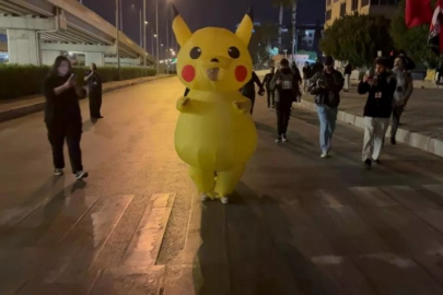 O artık protestonun maskotu oldu! Pikachu ilk kez konuştu