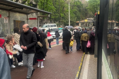 Bursa'da otobüs duraklarında sıra oluştu