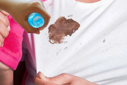 Bir miktar dökmek yetiyor, kumaştaki boya lekesinden eser kalmıyor