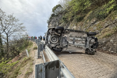 Bursa'da devrilen hafif ticari araçtaki 3 kişi yaralandı