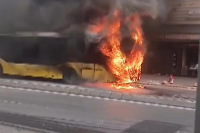 İstanbul'da İETT otobüsü yanarak kullanılamaz hale geldi