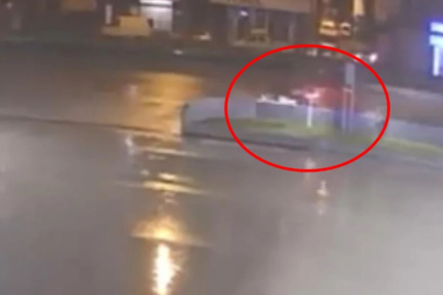 Bursa'da bariyerlere ve kaldırıma çarpan otomobilin sürücüsü yaralandı