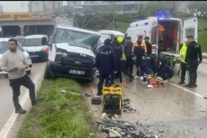 Bursa'da minibüsle kamyonet çarpıştı: Can pazarı yaşandı...