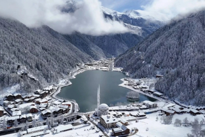 Bahar ayında kış soğuğu! Trabzon'da Uzungöl karla kaplandı