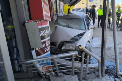Bursa'da otomobil iş yerine daldı: Görüntüleri ortaya çıktı