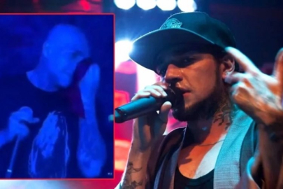 Ezhel konserinde sahneye atılan kırmızı iç çamaşırını kokladı, seyirci şoka girdi