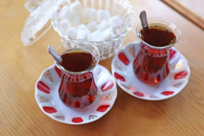 Porselen devlerinin çay tabağı kavgası!