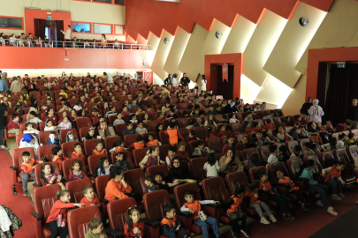 Bursa, tiyatro ile gülümsüyor