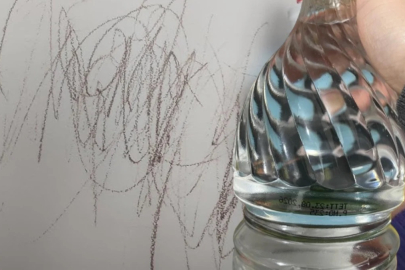 Duvardaki boya lekesine sürün, 5 dakika sonra görün! Tek hareketle siliniyor