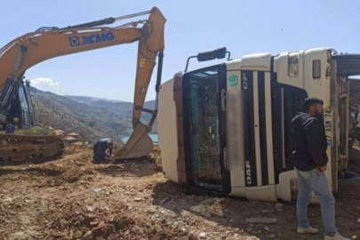 Hafriyat kamyonu devrildi